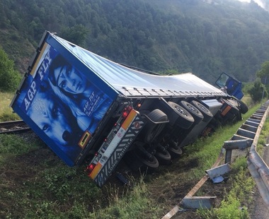 Vâlcea - Trafic feroviar blocat în zona Câineni din cauza unui TIR care s-a răsturnat pe calea ferată