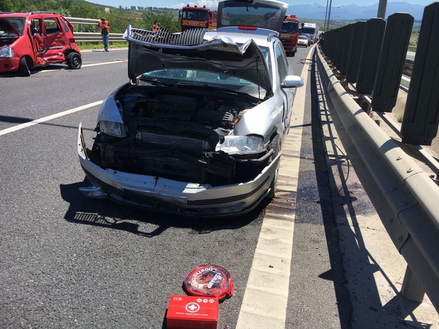 Sibiu: Şase persoane rănite, după ce o şoferiţă a întors pe autostradă, maşina ei fiind lovită de alte două autovehicule