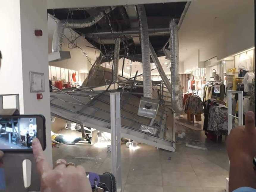Constanţa: Femeie rănită după ce tavanul unui magazin dintr-un mall s-a prăbuşit