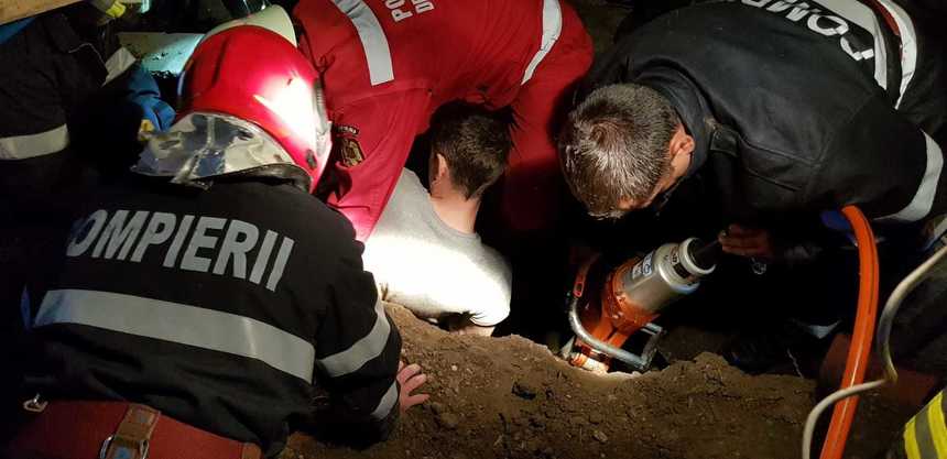 Sibiu: Bărbat surprins de un mal de pământ; pompierii au reuşit să-l scoată şi este transportat la spital 