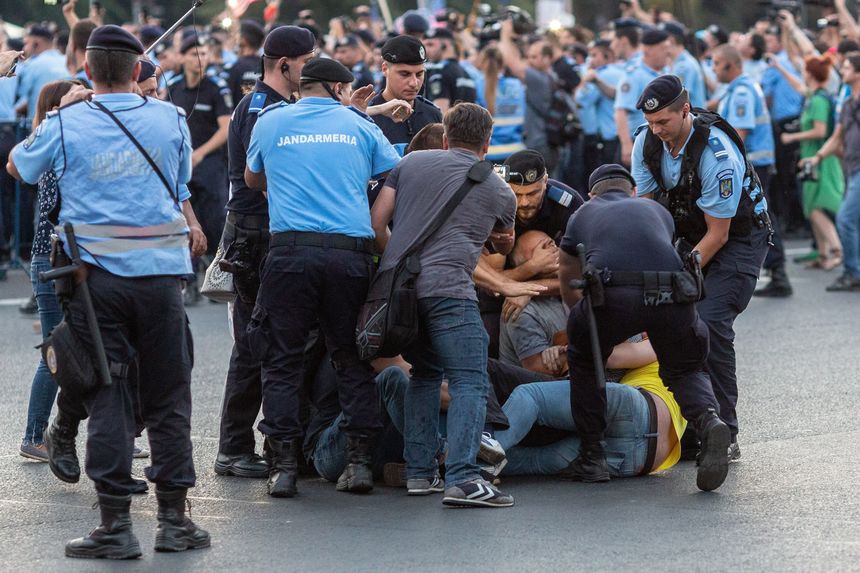 Jandarmeria Bucureşti: Patru manifestanţi din Piaţa Victoriei, duşi la Poliţie după ce au forţat dispozitivul de jandarmi şi au aruncat cu diverse obiecte către ei; doi jandarmi, răniţi în incidente