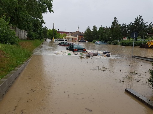 Constanţa: Centrul oraşului Cernavodă, inundat de o ploaie torenţială. Un drum naţional a fost blocat din cauza pietrişului adus de ape de pe străzile laterale - FOTO, VIDEO

