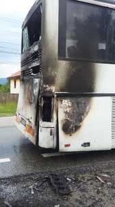 Gorj: Incendiu la un autocar cu 37 de persoane la bord, între care 33 de copii; focul a fost stins de şofer ajutat de trecători