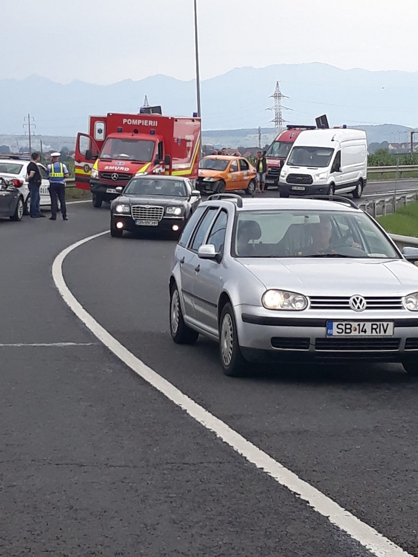 Sibiu: Cinci persoane, între care şi un copil, au fost rănite după ce un autoturism s-a izbit de parapet pe autostrada A1

