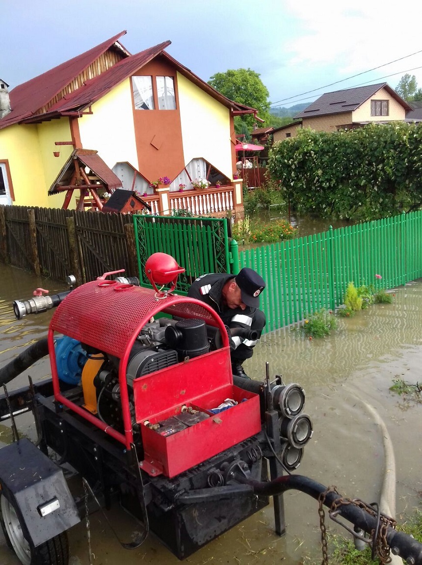 Argeş: Drum naţional acoperit de apă şi curţi inundate în urma ploilor abundente - FOTO, VIDEO