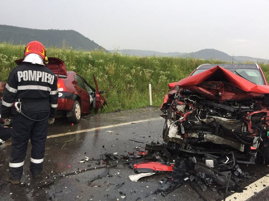 Sibiu: Şapte persoane rănite, iar DN 14 este blocat, în urma coliziunii dintre două autoturisme - FOTO

