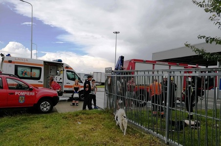 Un paznic de la Vama Arad, mort după ce poarta metalică de la intrarea în curte s-a prăbuşit peste el; cadavrul a fost găsit după câteva ore - FOTO

