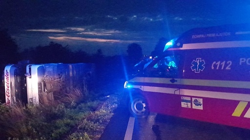 UPDATE - Suceava: Un autocar în care se aflau copii, implicat într-un accident rutier. 16 copii şi un adult vor fi transportaţi la spital,  pentru investigaţii suplimentare - FOTO, VIDEO