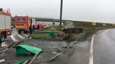 Un autobuz plin cu pasageri s-a răsturnat la ieşirea din Sibiu spre aeroport; 32 de oameni sunt transportaţi la spital - unul este în stare gravă, ceilalţi au leziuni minore. FOTO/VIDEO