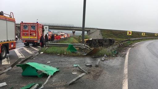 Un autobuz plin cu pasageri s-a răsturnat la ieşirea din Sibiu spre aeroport; 32 de oameni sunt transportaţi la spital - unul este în stare gravă, ceilalţi au leziuni minore. FOTO/VIDEO