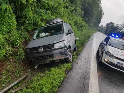 Vâlcea: Doi cetăţeni bulgari, răniţi după ce un microbuz cu nouă persoane la bord s-a răsturnat în afara DN 7