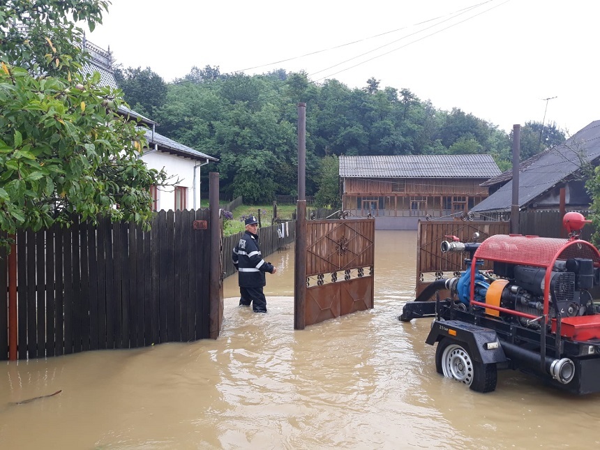 Dâmboviţa: Opt localităţi, afectate de inundaţii. În Argeş, pompierii au evacuat apa acumulată în zeci de curţi din nouă localităţi

