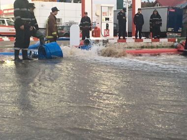 Prahova: Peste 30 de locuinţe au fost inundate la Bărcăneşti 