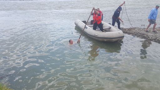Suceava: Două surori de 13 şi 16 ani s-au înecat în timp ce se scăldau în râul Moldova. FOTO/VIDEO