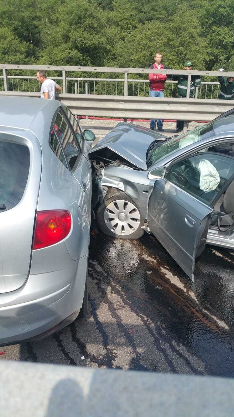 Trafic oprit pe DN 1, la Predeal, după ce trei maşini s-au ciocnit; şapte persoane au fost rănite. FOTO