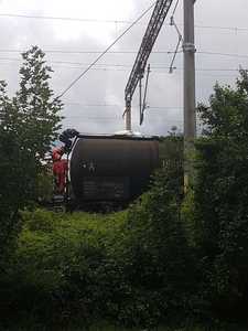 Un tânăr de 19 ani a fost electrocutat după ce s-a urcat pe un vagon al unui tren de marfă staţionat în gara din Braşov; circulaţia trenurilor este oprită. FOTO/ VIDEO