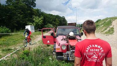 Neamţ: Accident în calificări la competiţia de downhill ”Tare ca Piatra”- Muntele Cozla; salvamontiştii au salvat o persoană care s-a rănit la umăr şi braţ