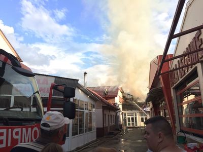 Hala de lactate din Târgu Neamţ, distrusă în urma unui incendiu, suprafaţa afectată fiind de o mie de metri pătraţi

