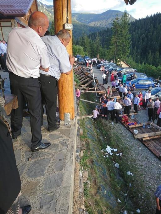 UPDATE: Neamţ: 14 persoane care participau la o nuntă au fost rănite, dintre care trei grav, după ce balustrada unei terase s-a rupt