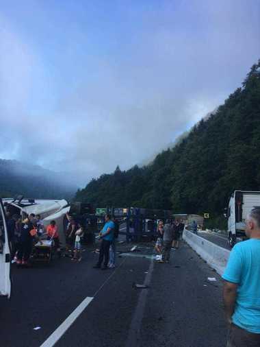 Sibiu: Traficul rutier pe Valea Oltului, blocat după ce un TIR s-a răsturnat; şoferul a fost rănit. FOTO