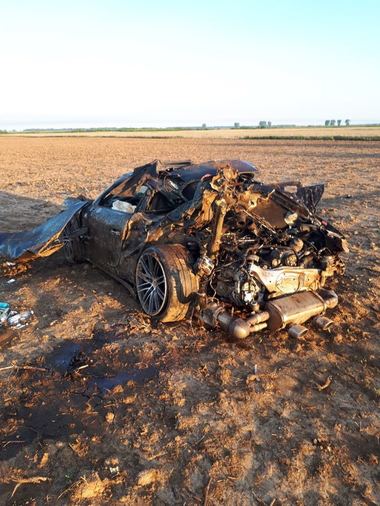 Dâmboviţa: Două sacoşe pline cu lire sterline, găsite într-o maşină care s-a răsturnat pe DN 71; şoferul era singur în maşină şi a decedat. FOTO