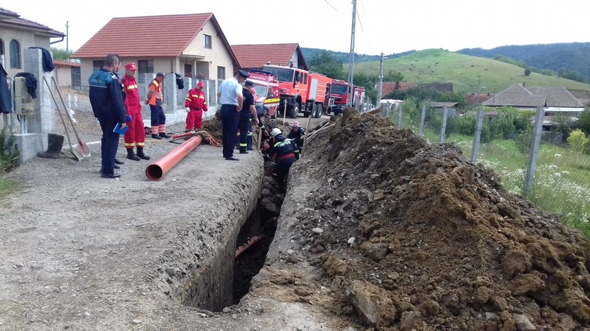Zalău: Un muncitor care lucra la o nouă reţea de canalizare a murit îngropat după ce malul şanţului în care se afla s-a prăbuşit