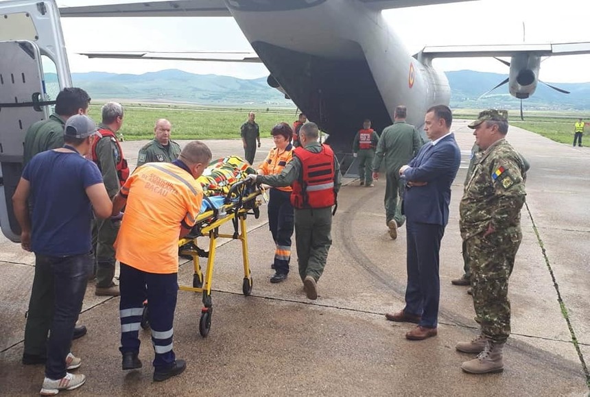 UPDATE - Un avion IAR 99 - Şoim s-a prăbuşit în judeţul Bacău - cei doi militari aflaţi la bord au reuşit să se catapulteze, au fost recuperaţi şi sunt în stare stabilă. Unul dintre ei va fi operat. Precizări ale MApN. FOTO
