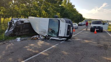 Suceava: Şapte persoane, la spital după ce două microbuze de transport persoane, un TIR şi o maşină s-au ciocnit pe DN 2. FOTO