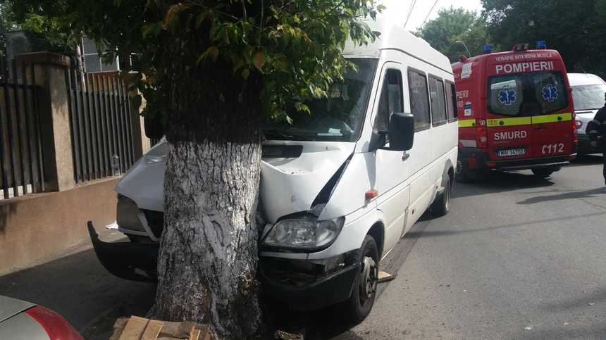Şapte persoane rănite într-un accident în care a fost implicat un microbuz cu pasageri, în Capitală. FOTO