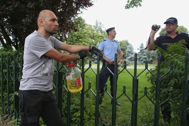 UPDATE - Un protestatar s-a legat de gardul Palatului Victoria şi ameninţă că îşi dă foc dacă jandarmii vor încerca să îl ia. După aproximativ o oră, a fost ridicat de jandarmi. Precizările Jandarmeriei - FOTO