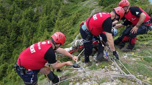 Turistul care şi-a pierdut viaţa după ce a căzut într-o prăpastie, în zona Vârfului Moldoveanu, a fost recuperat; el avea 28 de ani