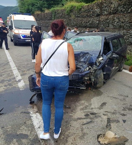 Opt răniţi, între care un copil de un an, în urma unui accident rutier produs pe Valea Oltului. FOTO/VIDEO