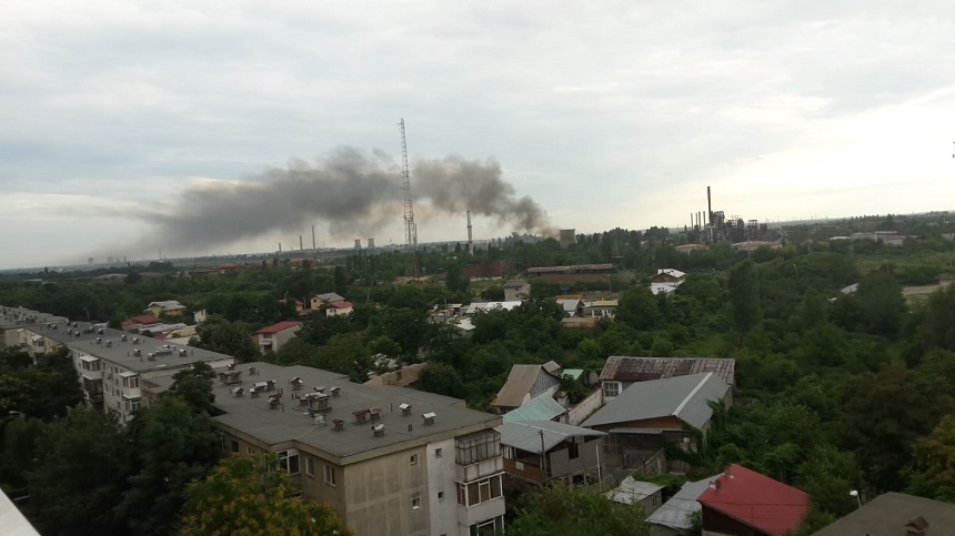 Incendiu în zona de sud a oraşului Ploieşti, în apropierea fostei rafinării Astra - FOTO