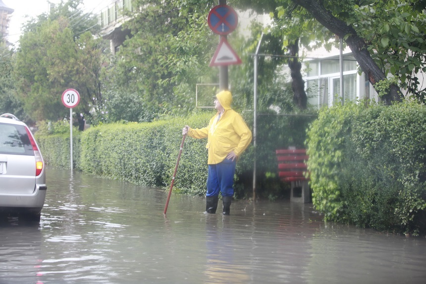 Străzi, case şi curţi inundate la Buzău după o ploaie torenţială - FOTO