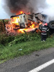 Ialomiţa: Accident între un camion plin cu grâu şi un autoturism, pe DN 2 A; şoferul autoturismului a decedat, iar camionul a luat foc. FOTO