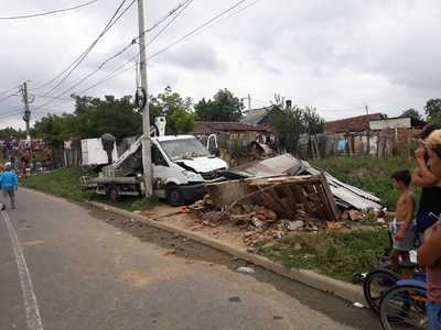 Arad: Femeie rănită grav, după ce locuinţa improvizată în care stătea a fost lovită de o camionetă şi s-a prăbuşit peste ea - FOTO