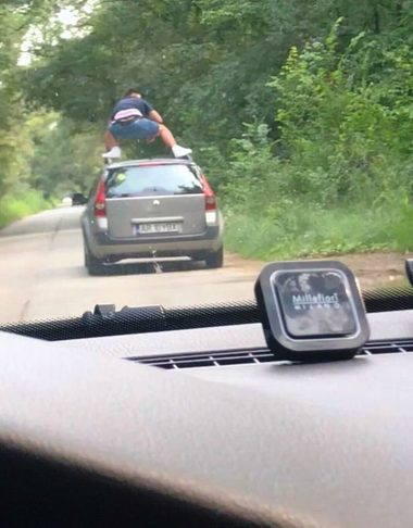 Arad: Şofer începător amendat după ce a fost fotografiat în trafic urcat pe plafonul maşinii aflate în mers şi care nu mai era controlată de nimeni