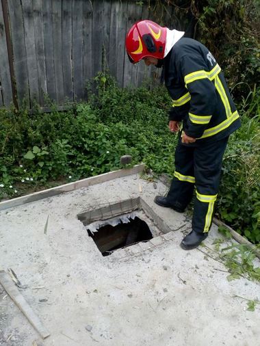 Vrancea: Intervenţie pentru salvarea unui adolescent şi a unui bărbat care au căzut într-o fosă septică.; una dintre victime, în stare critică