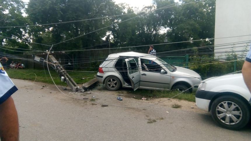 Prahova: Adolescent de 15 ani, rănit după ce maşina în care se afla, condusă de un băiat de 14 ani, a lovit şi a rupt un stâlp de electricitate