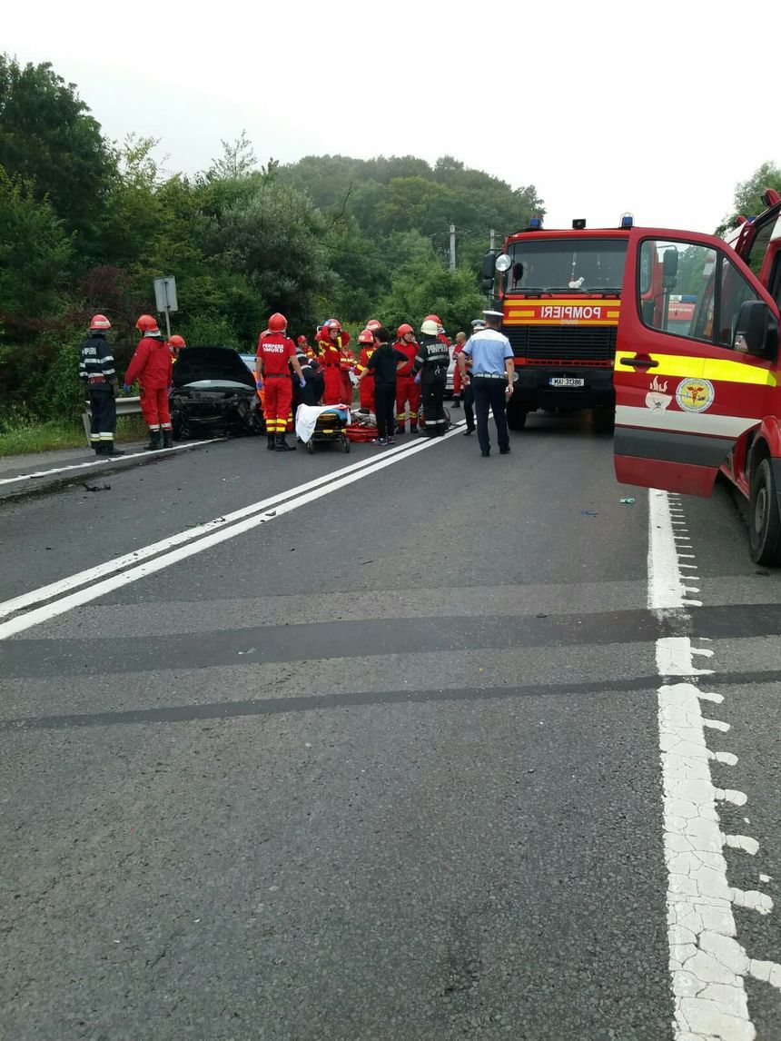 Sibiu: Trei persoane au fost rănite într-un accident rutier pe DN1; traficul rutier este complet blocat