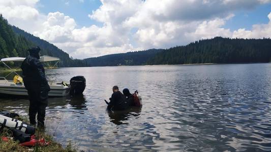 Scafandri militari, chemaţi pentru căutarea directorului APIA Cluj care ar fi căzut dintr-o barcă în Lacul Beliş; se vor face scufundări la adâncimi cuprinse între 40 şi 90 de metri. FOTO