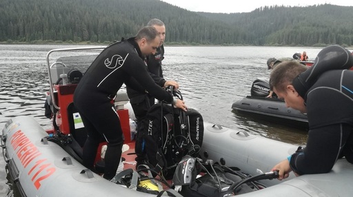 Căutarea cu scafandri militari a directorului APIA Cluj dispărut pe lacul Beliş, oprită şi va fi reluată marţi - FOTO, VIDEO