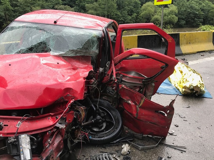 Accident pe Valea Oltului: O persoană a murit, iar alte trei, printre care şi un copil, au fost rănite - FOTO