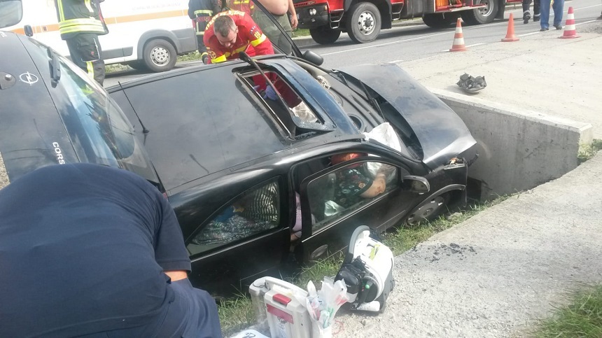 Mureş: Cinci persoane încarcerate după ce un autoturism a lovit un cap de pod - FOTO