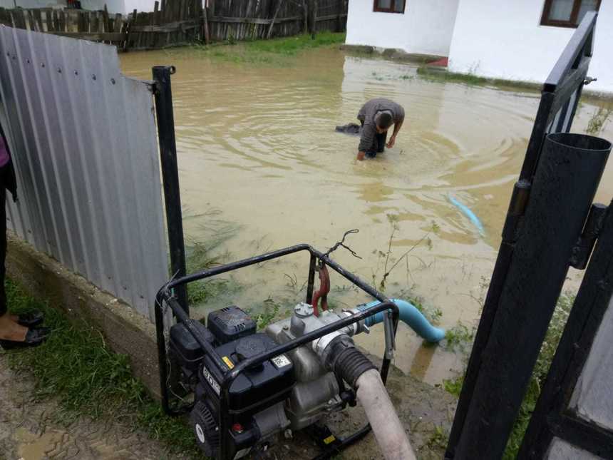 Peste 20 de gospodării din Neamţ au fost inundate, iar o casă nelocuită a fost distrusă

