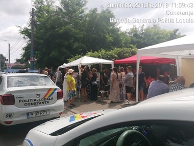 Constanţa: Poliţia Locală a intervenit în cazul unor persoane care blocaseră un trotuar pe care făceau grătar şi amplasaseră mese şi scaune - FOTO, VIDEO

