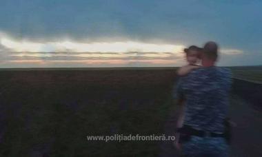Constanţa: O fetiţă de trei ani, aflată în şoc anafilactic după înţepăturile unor albine, salvată de un poliţişt de frontieră şi un jandarm care au dus-o pe braţe până la ambulanţă