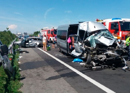 Opt români, între care trei minori, răniţi în urma unui accident produs în Austria. FOTO