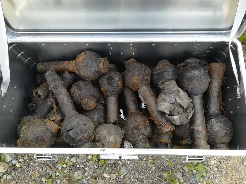 Aproximativ 800 de grenade din Primul Război Mondial, recuperate în ultimele două zile din depozitul subteran de muniţie descoperit la Topliţa