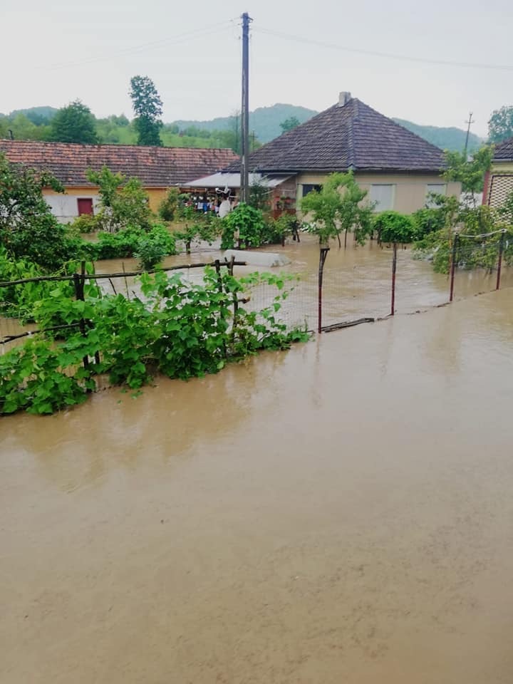 Bilanţ IGSU: În urma ploilor torenţiale, s-a intervenit în 66 de localităţi din 25 de judeţe şi Bucureşti, şapte persoane fiind evacuate